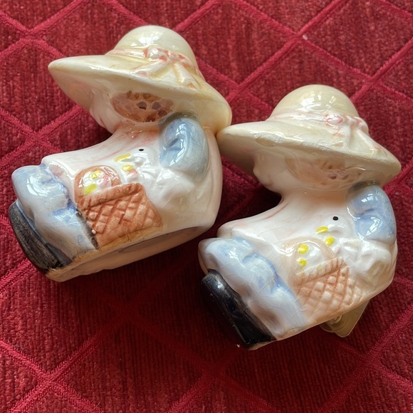 VTG Salt and Pepper Shakers - Picture 3 of 11